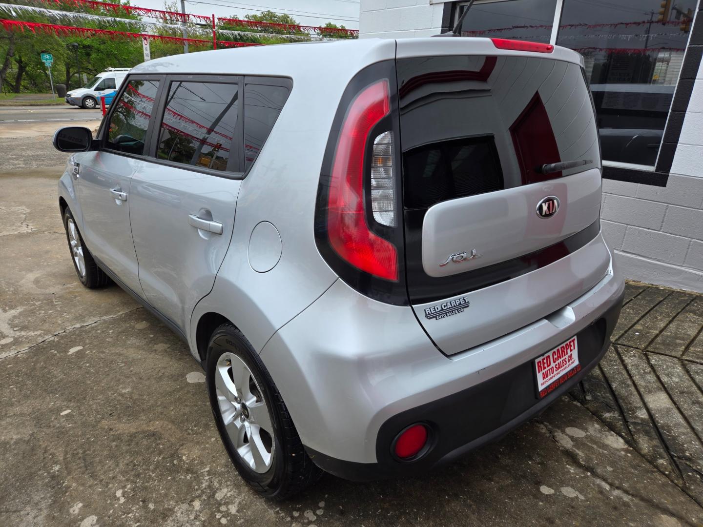 2017 SILVER Kia Soul (KNDJN2A2XH7) with an 1.6L I4 F DOHC 16V engine, Manual Transmission transmission, located at 503 West Court, Seguin, TX, 78155, (830) 379-3373, 29.568621, -97.969803 - Photo#3